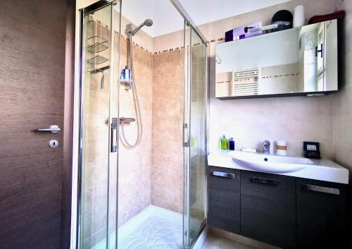 a bathroom with a shower and a sink at Casa da Ste in Mandello del Lario