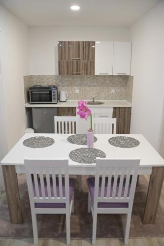 Dapur atau dapur kecil di Apartmani DAR Trebinje