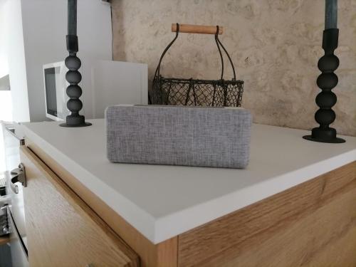 a kitchen counter with a basket on top of it at Studio 2 à 4 personnes in Dompierre-sur-Mer
