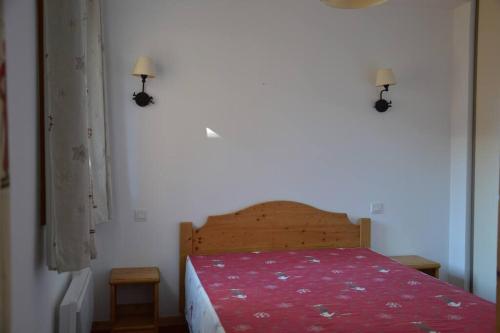 sypialnia z łóżkiem z czerwonym kocem w obiekcie T2 6 p - Pieds des pistes - résidence avec piscine w mieście Orcières