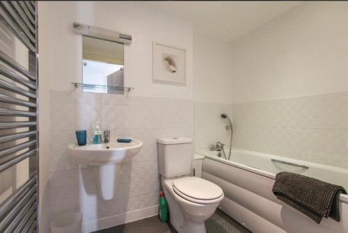 ein weißes Bad mit einem WC und einem Waschbecken in der Unterkunft The Lantern Building in Southampton