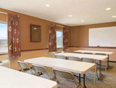 Der Geschäftsbereich oder Konferenzraum in der Unterkunft Super 8 by Wyndham Topeka at Forbes Landing