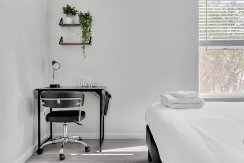a bedroom with a desk and a chair next to a bed at Near Downtown l Peaceful l Modern l Kids Room in Atascadero
