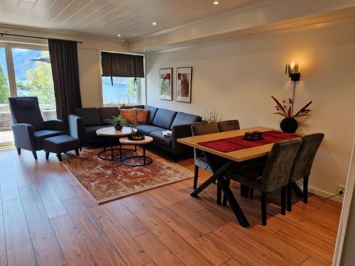 un soggiorno con tavolo e divano di Otnes Fjordside ad Aurland