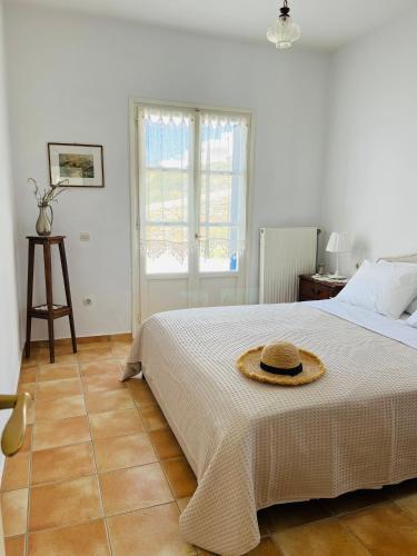a bedroom with a bed with a hat on it at Vintage lover's getaway in Antiparos