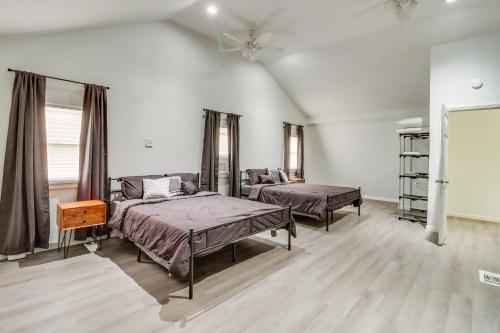 1 dormitorio con 2 camas y ventilador en Lansford Vacation Rental Near Pocono Mountains!, en Barnesville