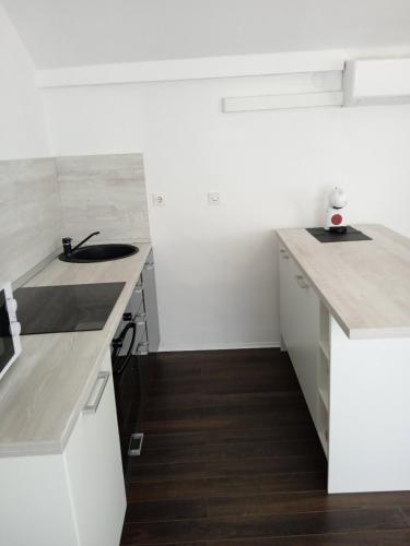 Kuchyň nebo kuchyňský kout v ubytování Apartment Helena