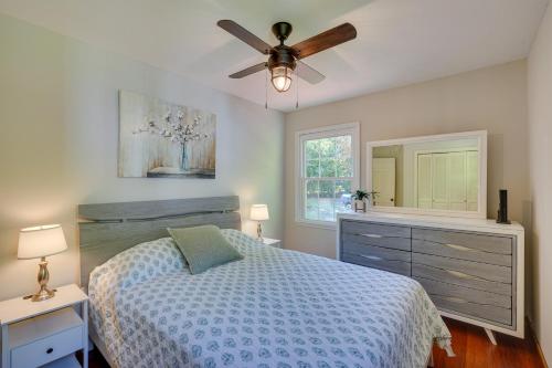 Säng eller sängar i ett rum på Lakefront Vacation Rental with Views and Hot Tub!