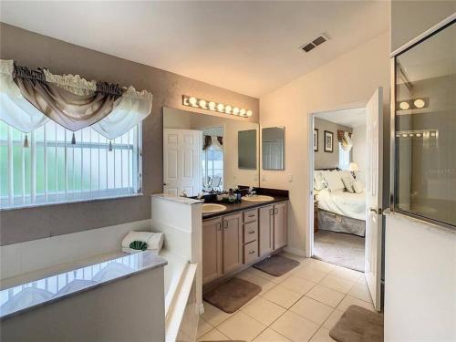 Кухня или мини-кухня в Magic Orlando Villa, You are in Disney
