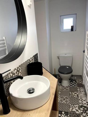 Bilik mandi di Bel appartement sur cour plein centre ville et parking