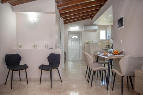 Una cocina y un comedor con mesa y sillas. en Pecka's house by the river, en Marathias