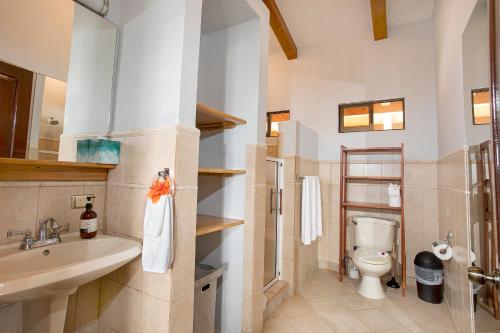 une salle de bains avec toilettes et lavabo dans l'établissement Villas Alturas, à Dominical