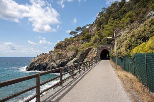 a walkway leading to a tunnel on the beach at Casa con giardino: Varazze in Varazze