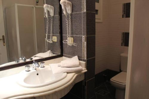 La salle de bains est pourvue d'un lavabo, de toilettes et d'un miroir. dans l'établissement Delta best, à Charm el-Cheikh