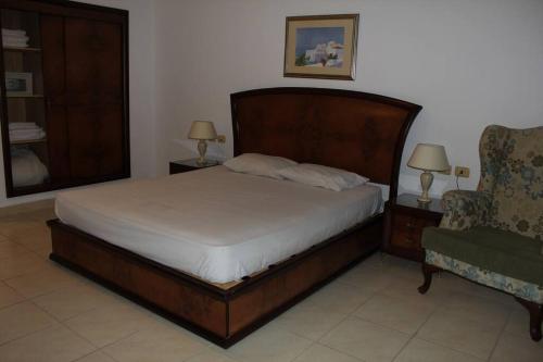 - une chambre avec un lit, une chaise et un canapé dans l'établissement Delta best, à Charm el-Cheikh