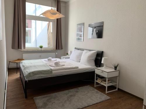 a small bedroom with a bed with a window at TOP-Zentrum Fußgängerzone, 81 qm, Küche, Parkplatz in Oldenburg