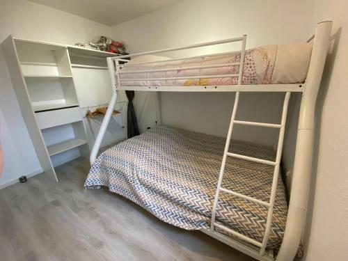 une chambre avec deux lits superposés et un lit dans l'établissement VILLAGE DE LA MER, à La Londe-les-Maures