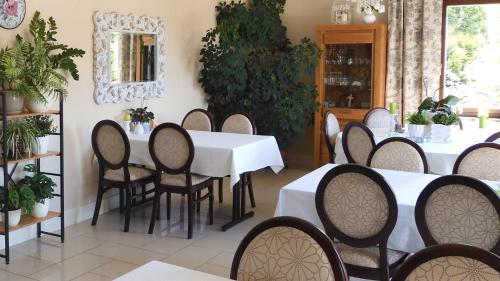 una sala da pranzo con tavolo e sedie bianchi di Villa Orlik a Barlinek