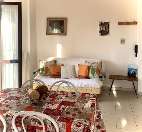 - un salon avec un canapé et une table dans l'établissement "La Casa di FRILA" Bilocali a Borgo Celano, à San Giovanni Rotondo