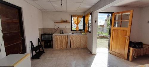 uma pequena cozinha com um lavatório e um fogão em Bellos Milagros em Santa María