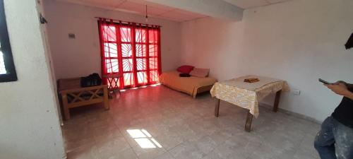 um quarto com uma cama, uma mesa e uma janela em Bellos Milagros em Santa María