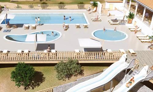 une vue aérienne d'une piscine dans un complexe hôtelier dans l'établissement Mobil-home dans camping 4*, à Saint-Laurent-du-Verdon