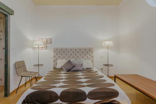 een slaapkamer met een groot bed met 2 lampen bij BeB BALENA in Viareggio