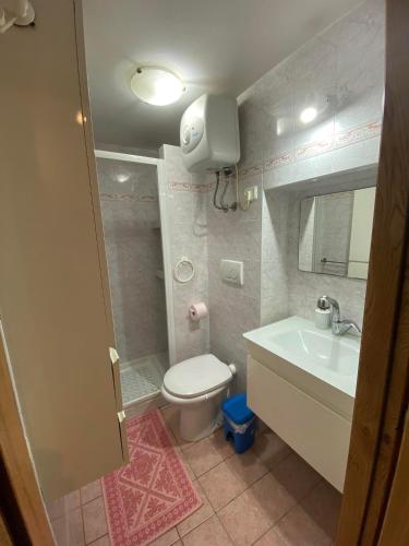a small bathroom with a toilet and a sink at Casa Maria in Portoferraio