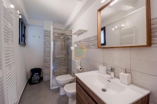 y baño con lavabo, aseo y espejo. en Appartamento Ginny Dachi Farm, en Andora