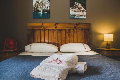 1 dormitorio con 1 cama con 2 toallas en Casa Suiza, en Santa Cruz