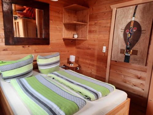 - une chambre avec 2 lits dans une cabane en rondins dans l'établissement Hüttenzauber Ferienwohnung mitten im Nationalpark, à Lindberg