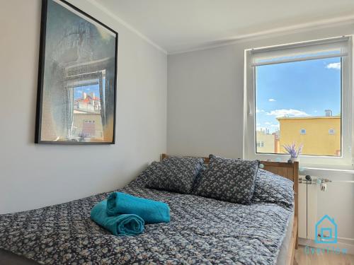 1 dormitorio con cama y ventana grande en Beksiński Room en Gdansk