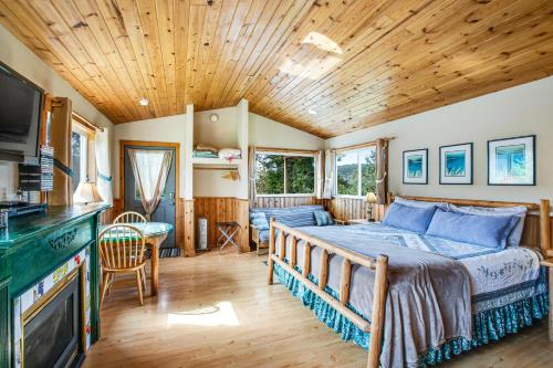 EastsoundにあるDeer Harbor Cottagesの木製の天井が特徴のベッドルーム1室(ベッド1台付)