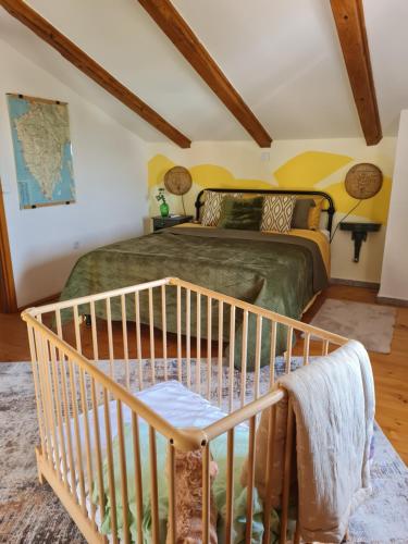 ポレッチにあるFerienhaus Villa Mareinのベッドルーム(ベッド1台、ベビーベッド1台付)