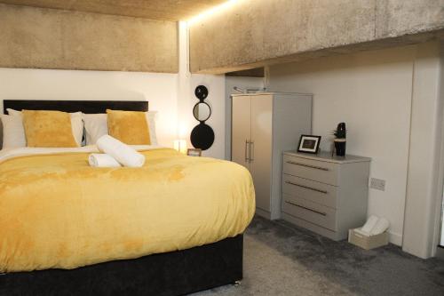 Llit o llits en una habitació de Modern Luxury Serviced Duplex Apartments by REPOSE- 150 Metro Court, WEST BROMWICH