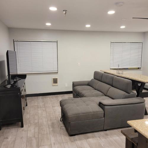 Χώρος καθιστικού στο Pinetop Studio Suites