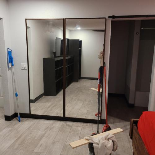 Μια τηλεόραση ή/και κέντρο ψυχαγωγίας στο Pinetop Studio Suites