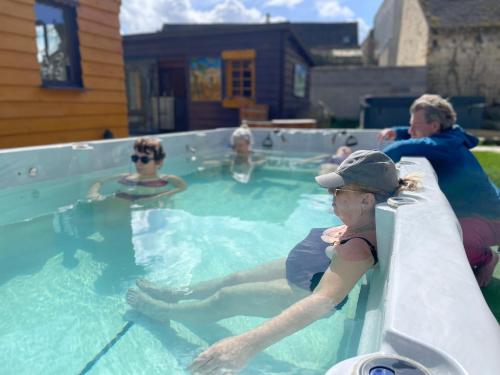 a group of people in a swimming pool at O et Terre, gite ressourcement bains spa cryo sauna et foret in Dormelles