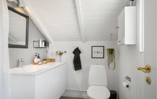 Koupelna v ubytování Nice Home In Ebeltoft With Wifi