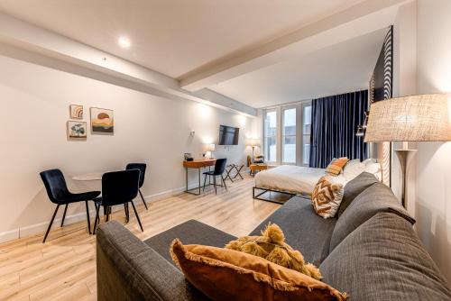 ein Wohnzimmer mit Sofa und ein Schlafzimmer in der Unterkunft Hébergement touristique ▐ 335 Saint Joseph E▐ in Québec