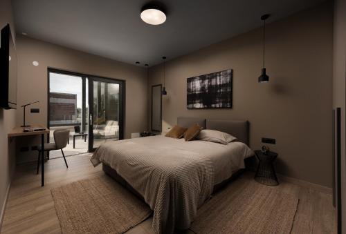 1 dormitorio con cama, escritorio y ventana en Rooms "Limes", en Funtana
