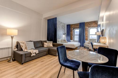 - un salon avec un canapé et une table dans l'établissement Hébergement touristique ▐ 335 Saint Joseph E▐, à Québec