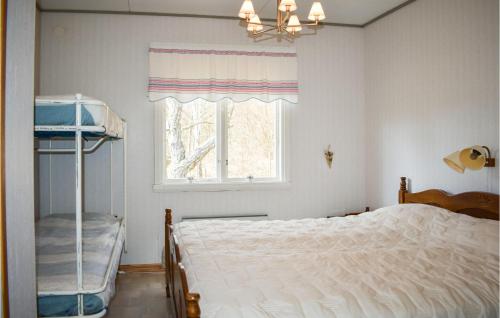 Säng eller sängar i ett rum på Lovely Home In Listerby With Kitchen