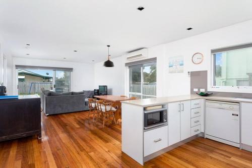 Dapur atau dapur kecil di Beachside Bliss Cape Wooli