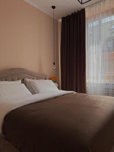 Un dormitorio con una cama grande y una ventana en Rhospitality - Visconti Affittacamere, en Rho