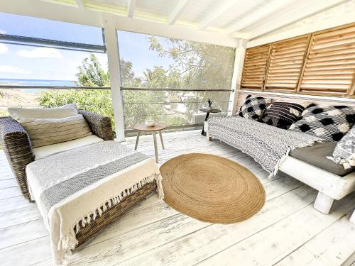 un soggiorno con divano e tavolo di Villa Cazou, sea view, private pool, Wifi 100Mbps a Oyster Pond