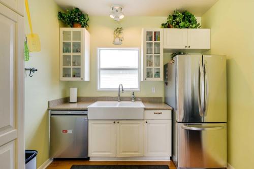 Kuchyň nebo kuchyňský kout v ubytování Walk to Sand Home with Deck in Crystal Beach!
