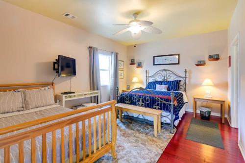 Postel nebo postele na pokoji v ubytování Walk to Sand Home with Deck in Crystal Beach!