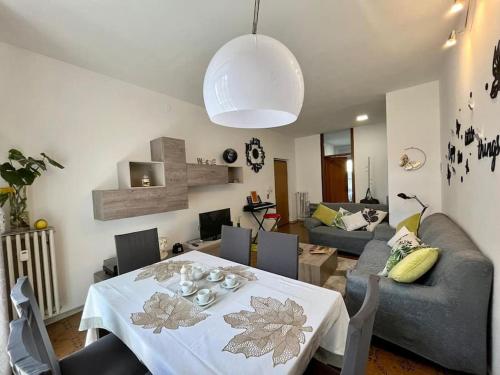 een woonkamer met een tafel en een bank bij [PaganellaRoom] twin beds & Wifi in Trento