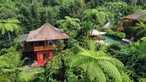 Taman di luar Sarinbuana Eco Lodge